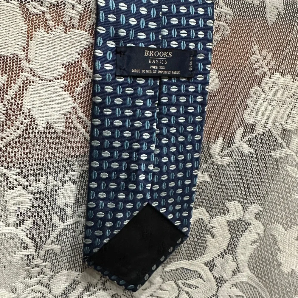 Brooks Brothers Basics Silk‎ Tie Mens Navy Blue Geometric Oval Made in USA